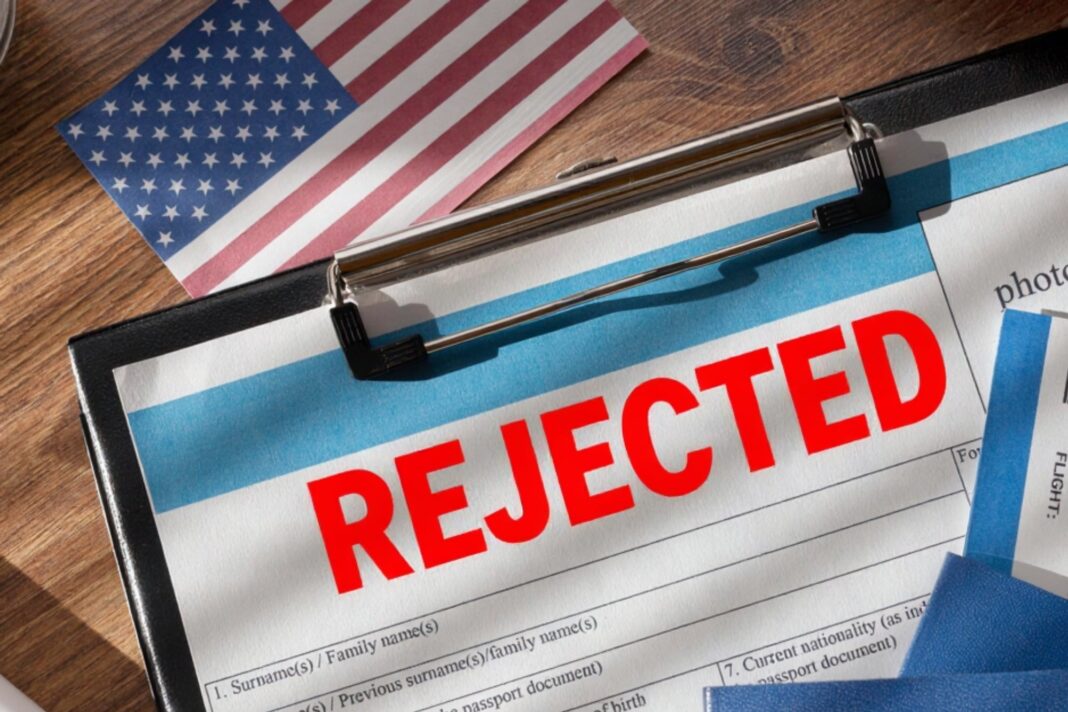 Ilustración de un documento legal con la bandera de Estados Unidos y un sello de visa H-1B.