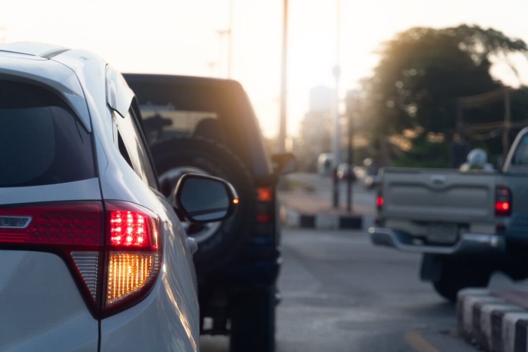 Conductor usando luz de giro en un auto en Argentina