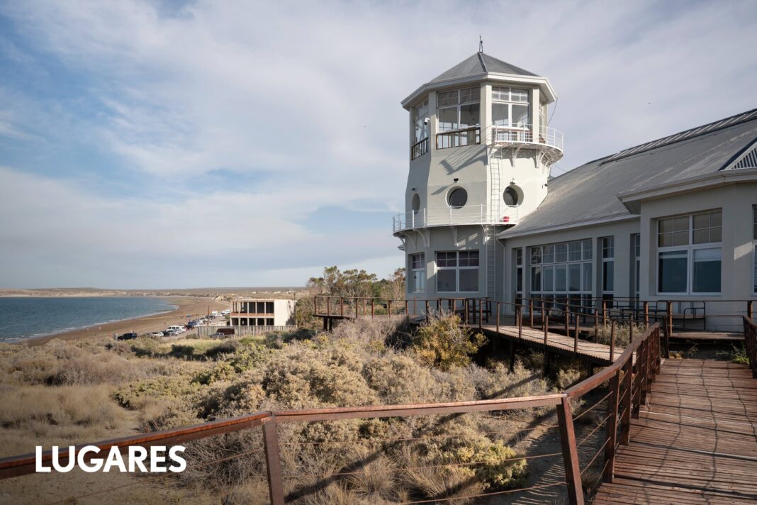 Vista panorámica de la costa de Puerto Madryn con acantilados y mar en Chubut, Patagonia Argentina.