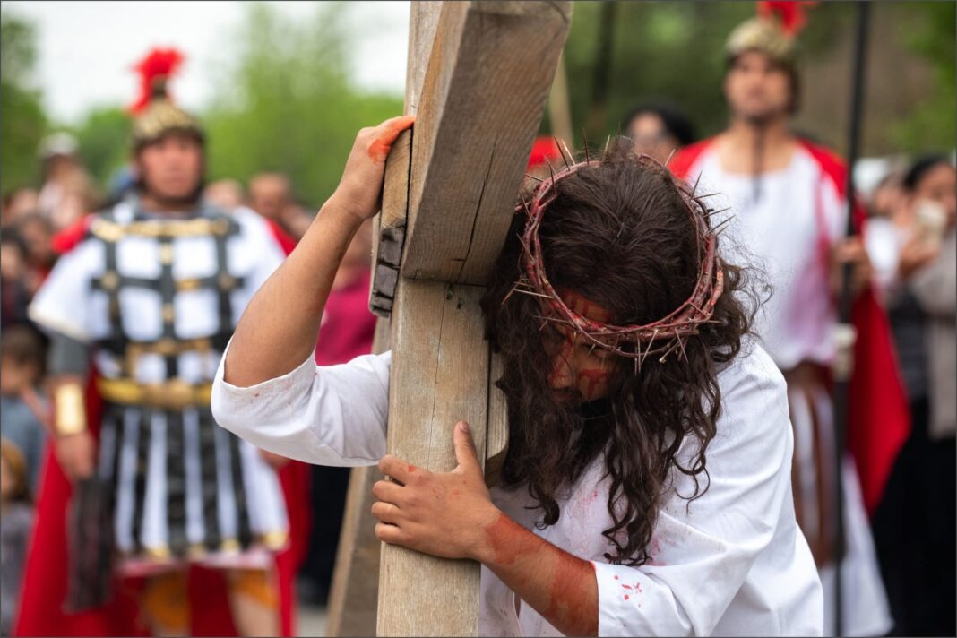 Imagen simbólica representando conceptos de reflexión y sociedad para la Semana Santa.