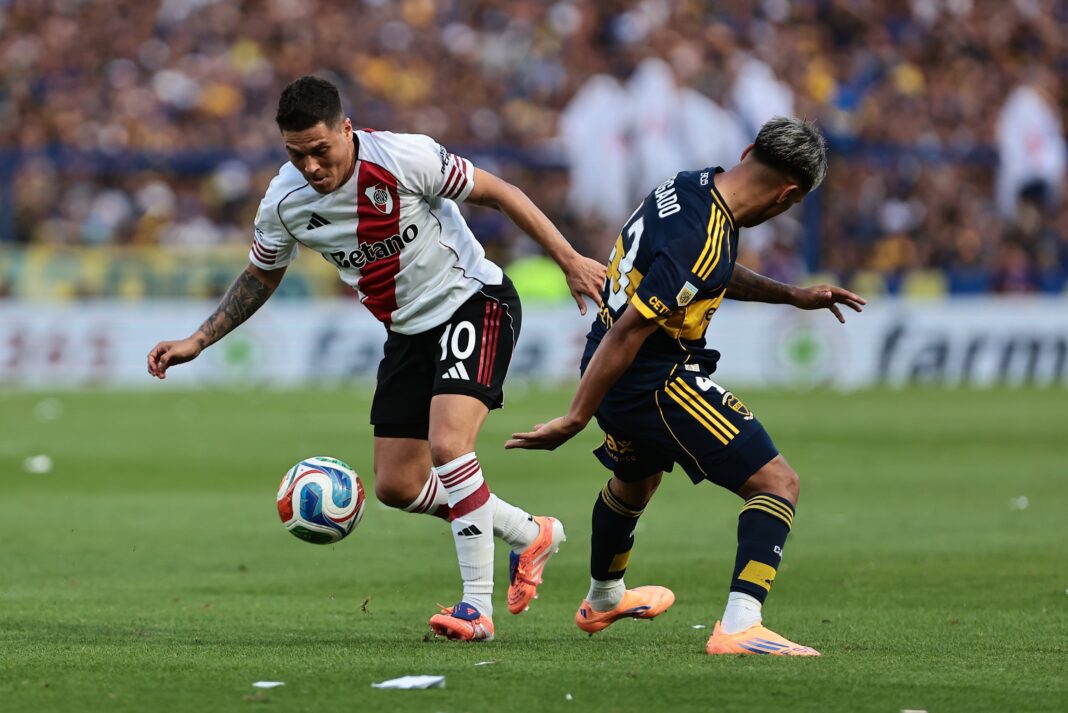 Escudos de River Plate y Boca Juniors enfrentados, símbolo del Superclásico argentino.