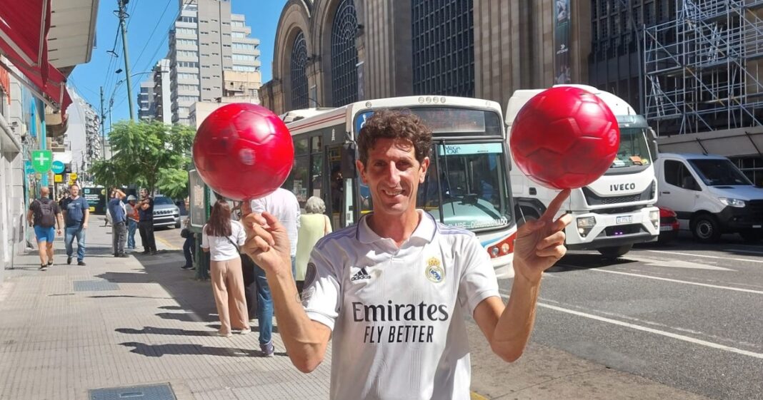 Rodrigo Cunqueiro haciendo malabares con cinco pelotas en un semáforo de Buenos Aires.