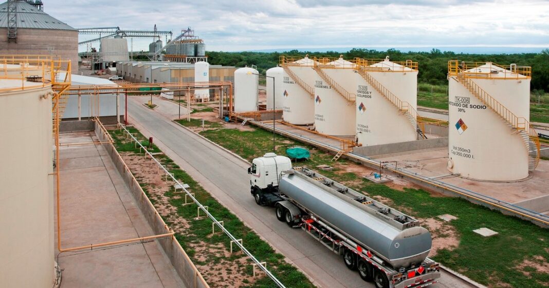 Gobernador de Santa Fe, Maximiliano Pullaro, y canciller Pablo Quirno durante la entrega del documento sobre biodiesel.