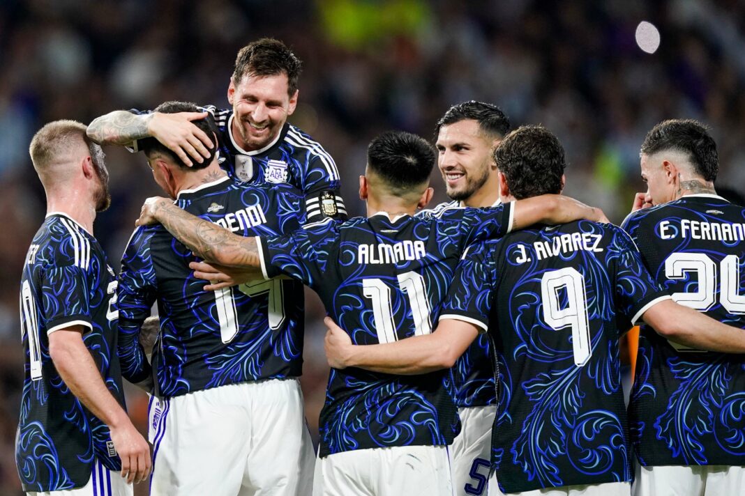 Lionel Scaloni, director técnico de la Selección Argentina, analizando una lista de jugadores.
