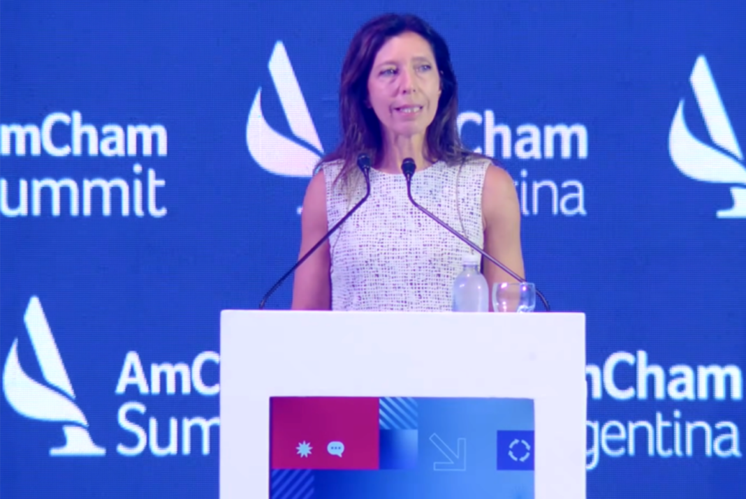 Mariana Schoua, presidenta de la AmCham Argentina, durante su discurso en un encuentro empresarial.