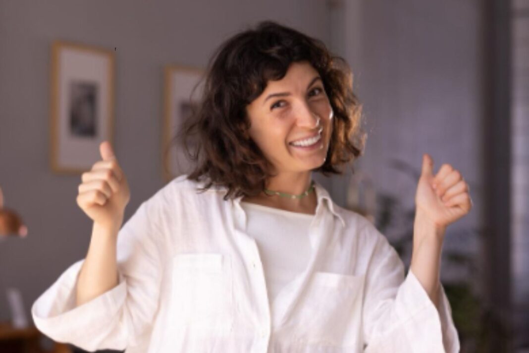 Persona con expresión neutra reflejada en un espejo, representando la dualidad entre la emoción mostrada y la real.