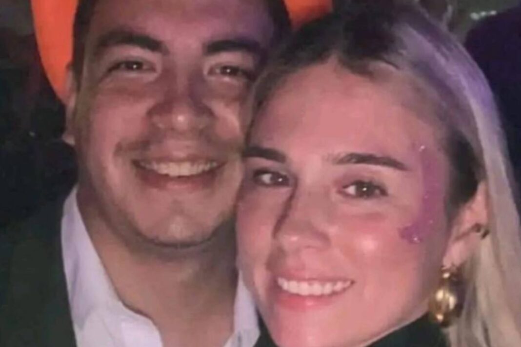 Auto cubierto de lodo y ramas tras ser arrastrado por la corriente en el temporal de Tucumán.