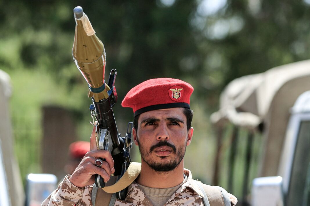 Mapa de Medio Oriente con banderas de Irán, Israel y Estados Unidos superpuestas, ilustrando la tensión regional.