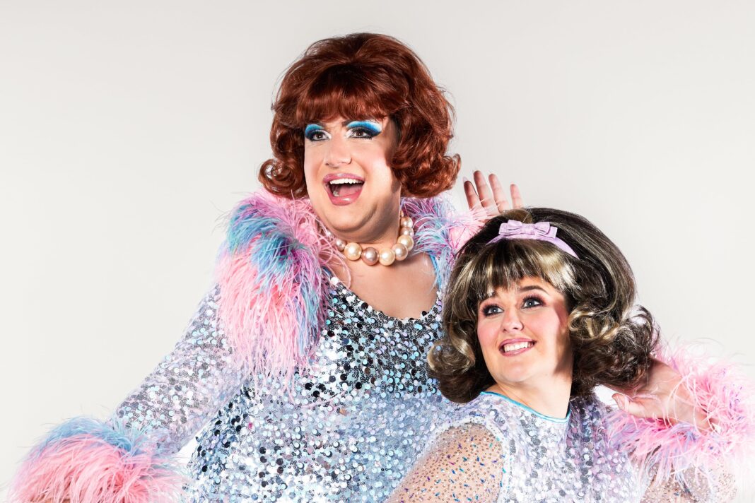 Damián Betular caracterizado como Edna Turnblad para el musical Hairspray, junto a sus compañeros de elenco