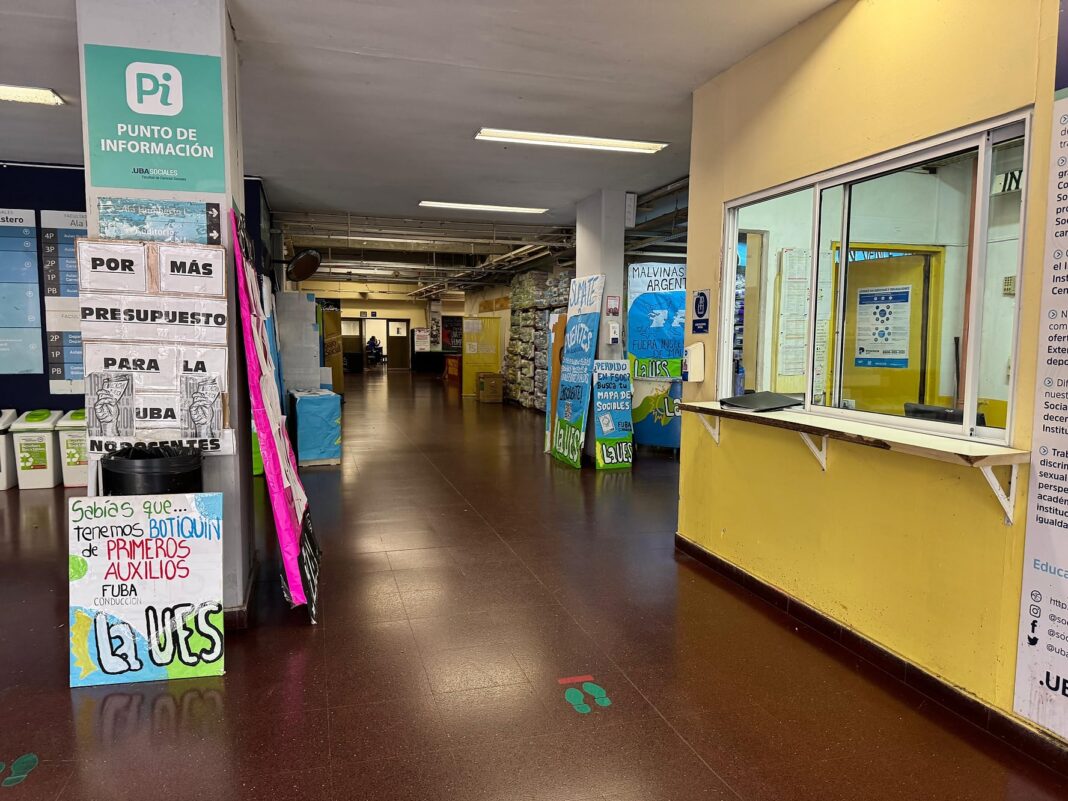 Estudiantes y docentes en la Universidad de Buenos Aires durante medidas de fuerza