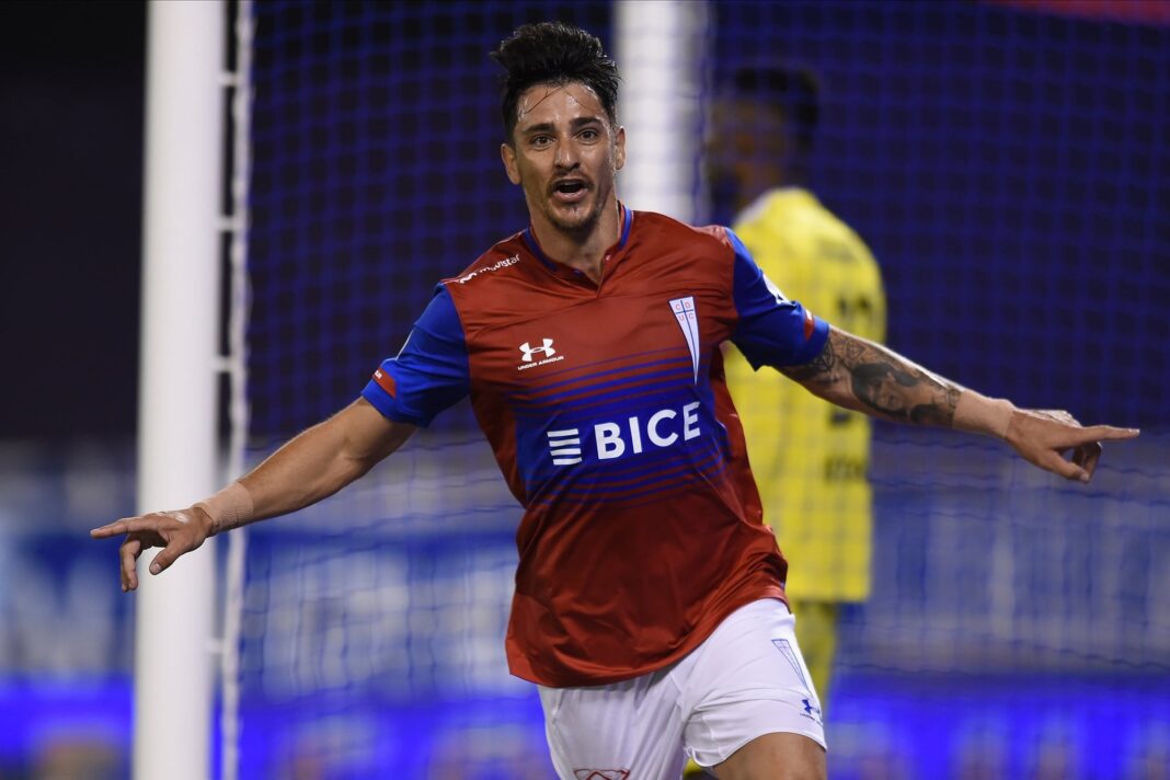 Jugadores de Universidad Católica celebrando un gol en el estadio Claro Arena.