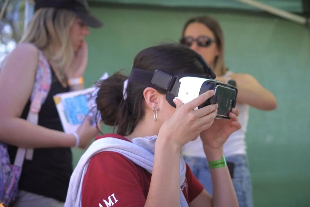 Estudiantes universitarios discutiendo sobre carreras y futuro laboral frente a la inteligencia artificial