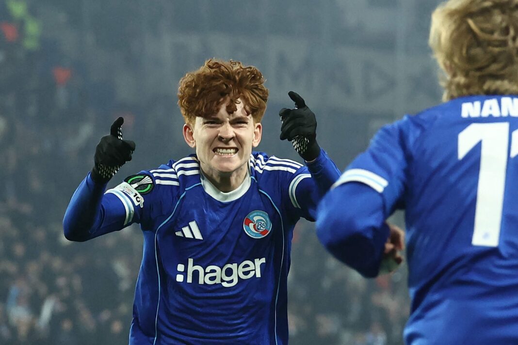 Valentín Barco, mediocampista argentino del Estrasburgo, en acción durante un partido.