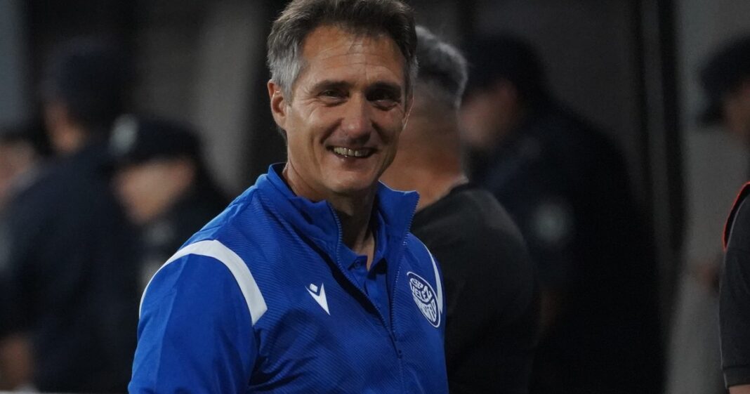 Jugadores de Vélez Sarsfield y Deportivo Armenio en partido de la Copa Argentina.