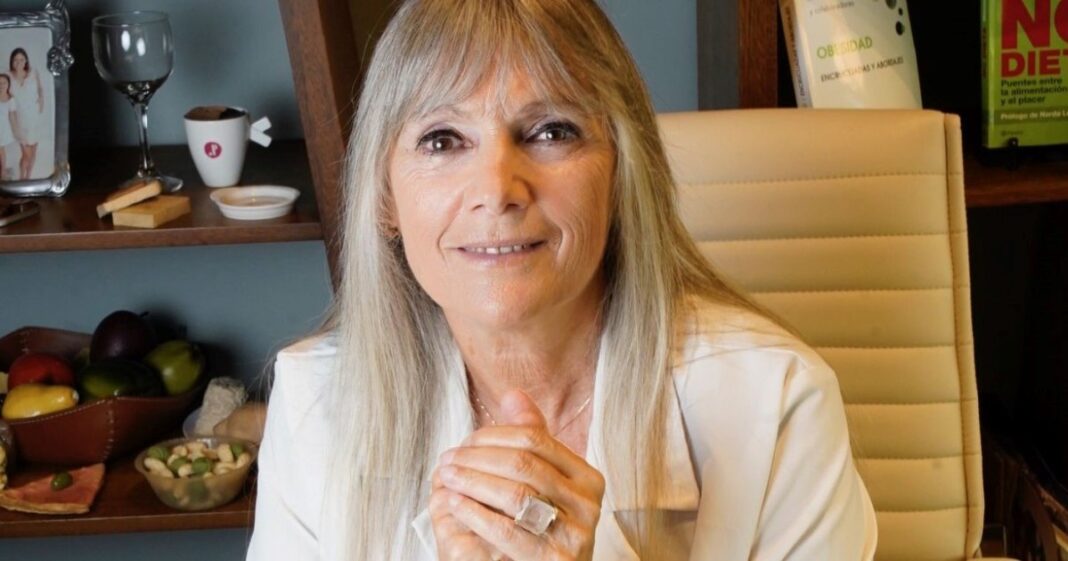 Persona recibiendo luz solar en un parque, representando la síntesis de vitamina D.