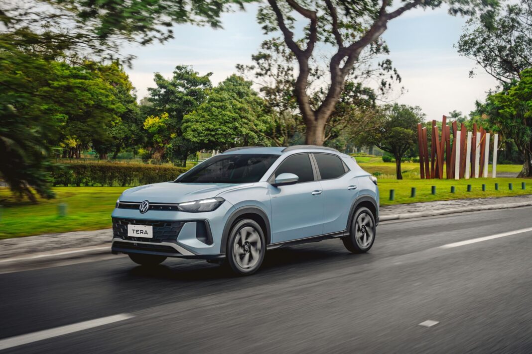 Volkswagen Tera SUV color gris en exhibición, modelo 2026