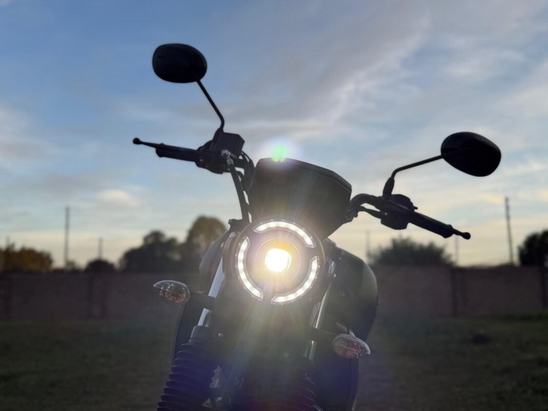 Yamaha FZ-X modelo negro, moto de estilo retro estacionada en la ciudad