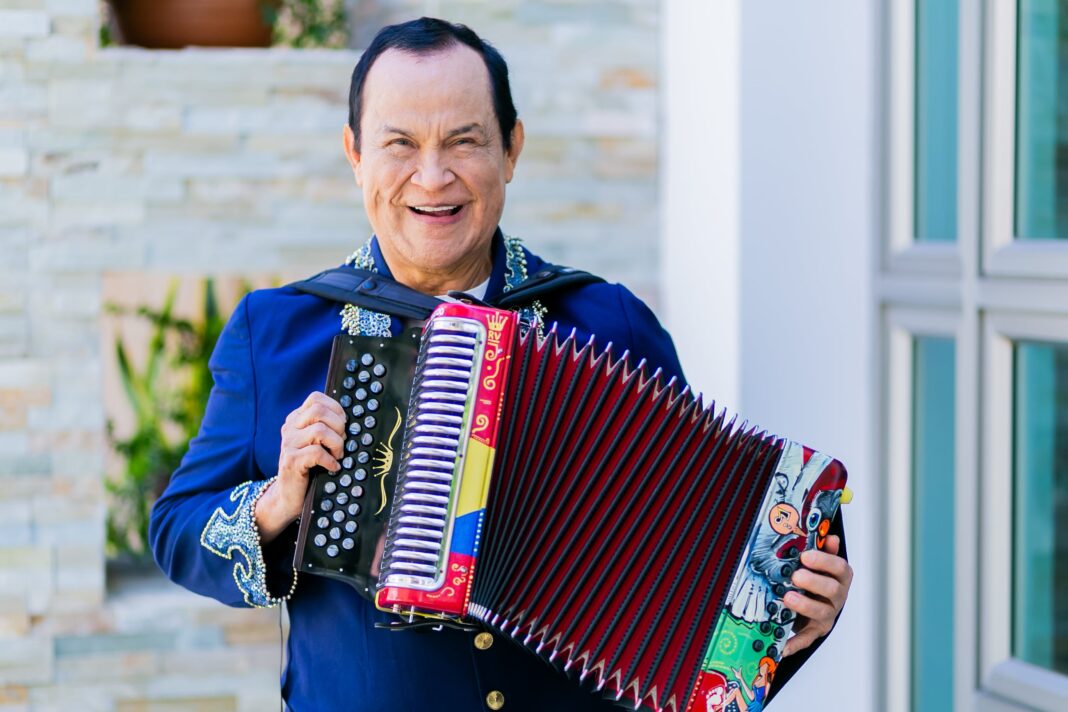 Alfredo Gutiérrez tocando el acordeón en un evento musical