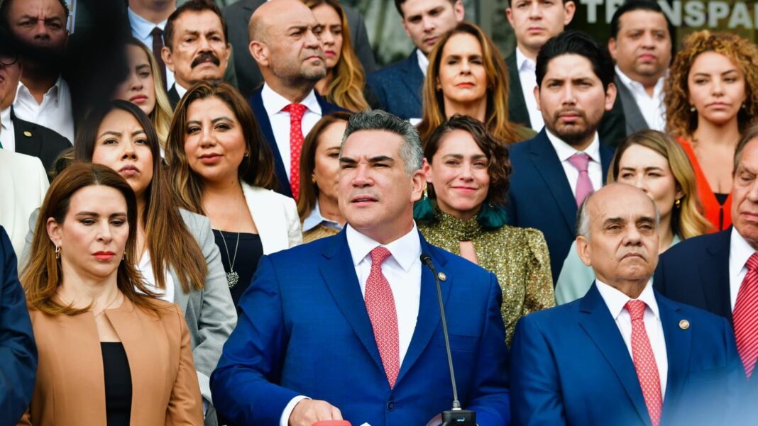 Alejandro Alito Moreno en centro de votación en Medellín, Colombia