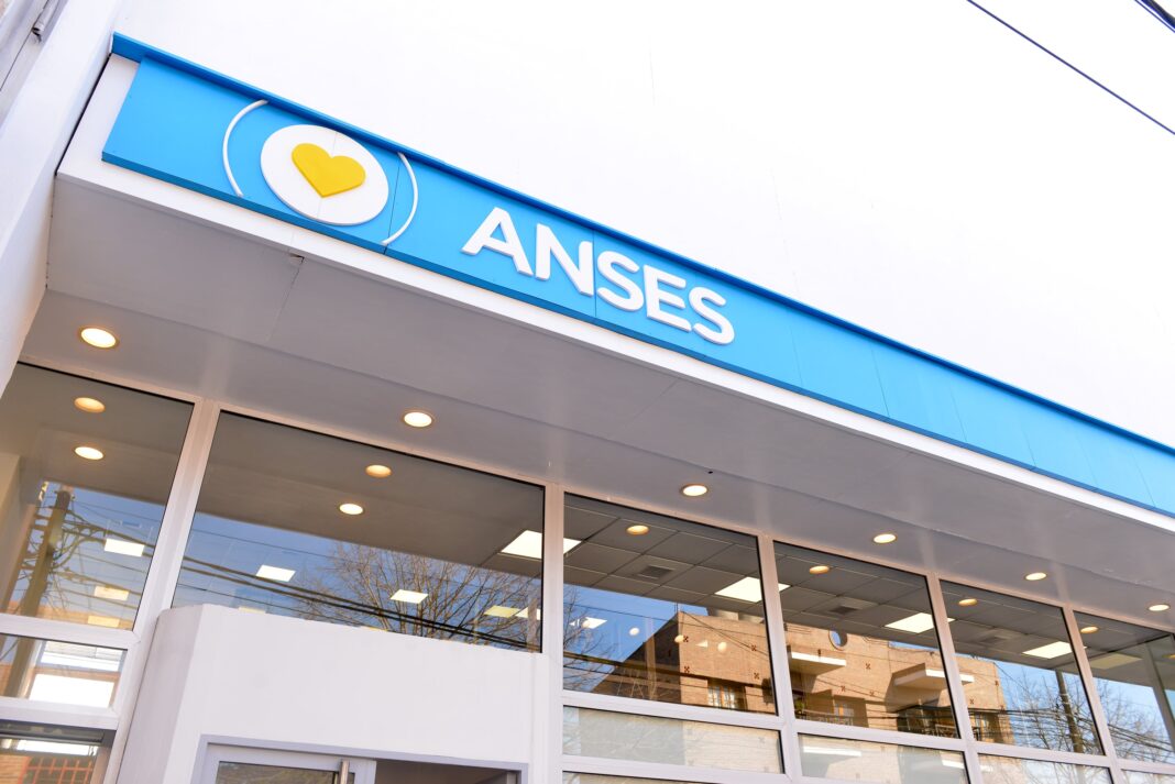 Logo de Anses y calendario de pagos