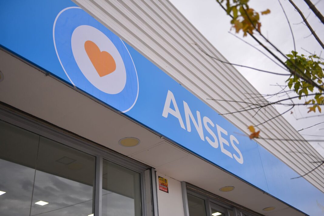 Persona en un cajero automático cobrando una prestación de ANSES