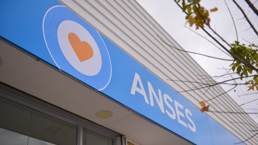 Logo de ANSES y calendario de pagos
