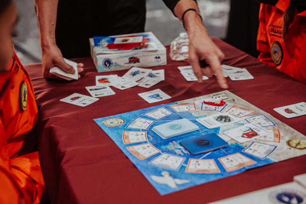 Tablero del juego Antártida Argentina: Misión Soberana con fichas y cartas