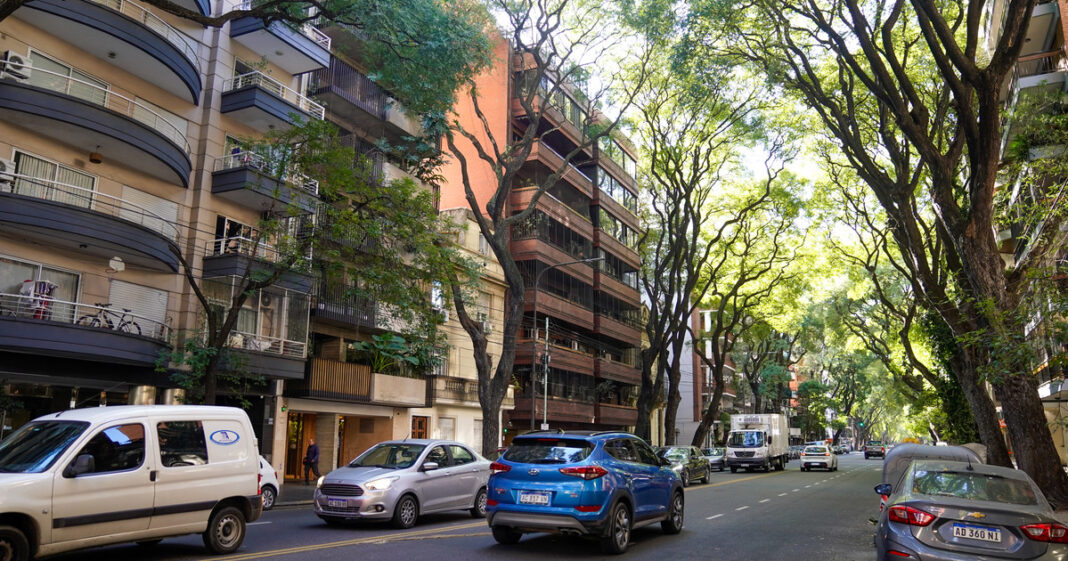 Avenida Pedro Goyena en Caballito, con edificios residenciales y arboleda