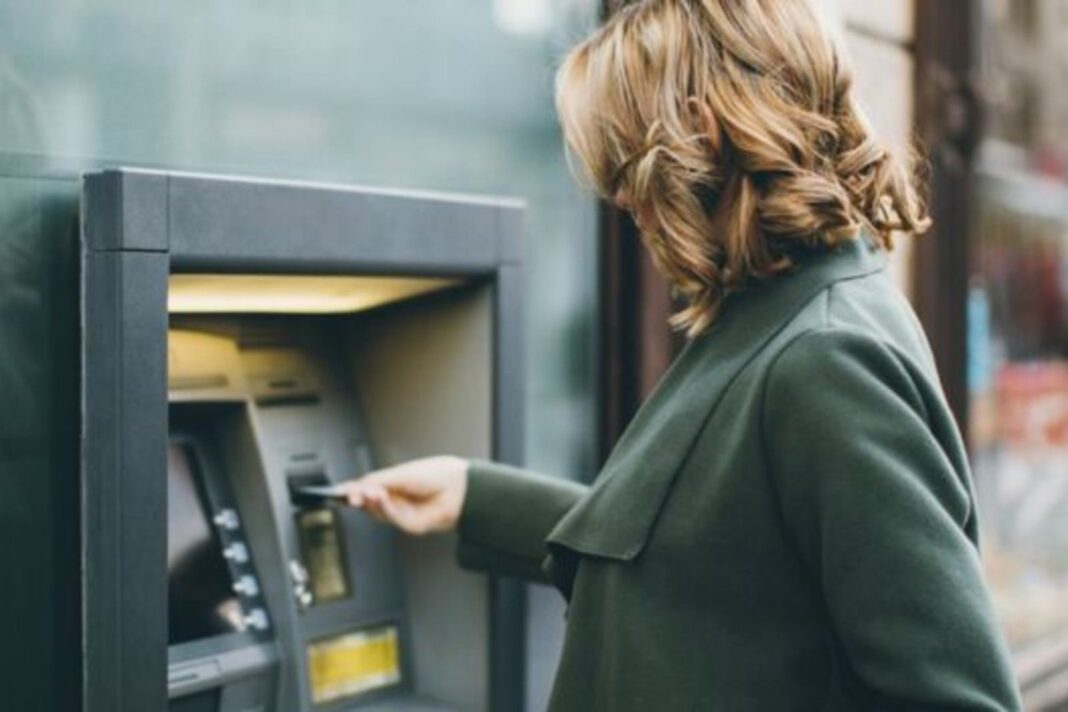 Persona revisando documentos financieros en una oficina bancaria