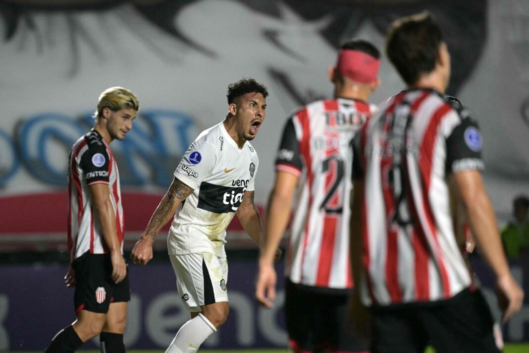 Jugadores de Barracas Central y Olimpia en medio de un conflicto durante el partido de Copa Sudamericana