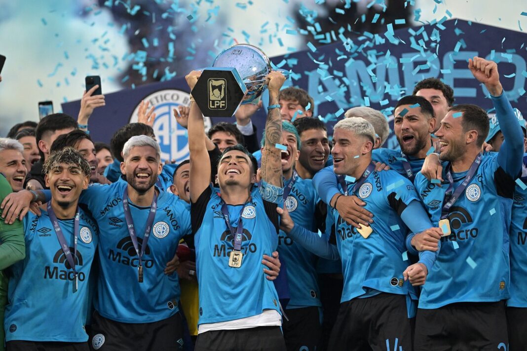Jugadores de Belgrano celebrando el título en el estadio Mario Alberto Kempes