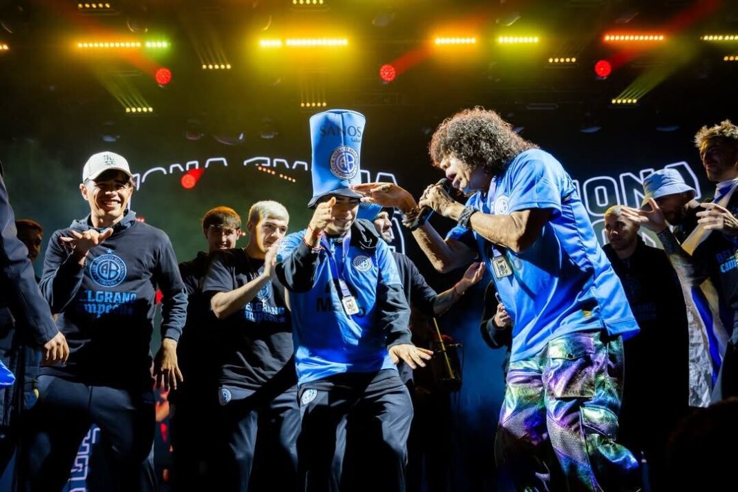 Jugadores de Belgrano en el escenario con La Mona Jiménez durante la celebración del título