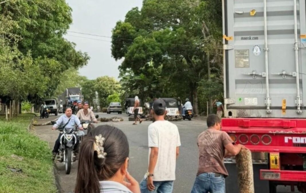 Mineros bloqueando la Troncal de Occidente en Cáceres, Antioquia