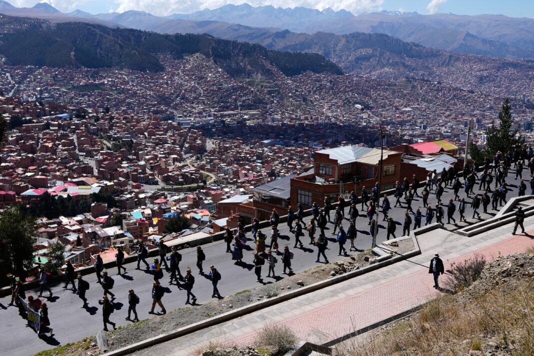 Operativo policial y militar en carreteras de Bolivia para desbloquear rutas