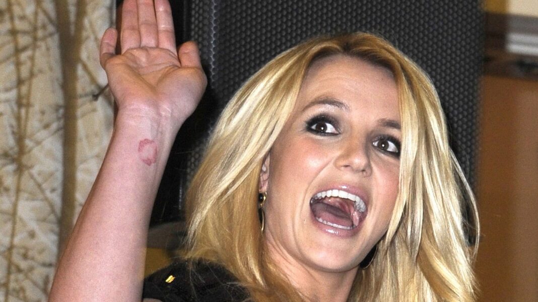 Britney Spears saliendo de un restaurante en Los Ángeles