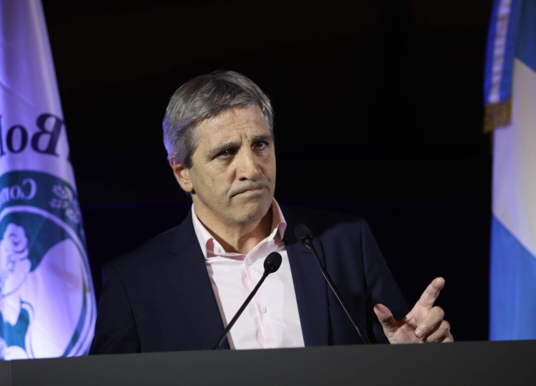 Luis Caputo hablando en conferencia de prensa sobre el Súper Rigi