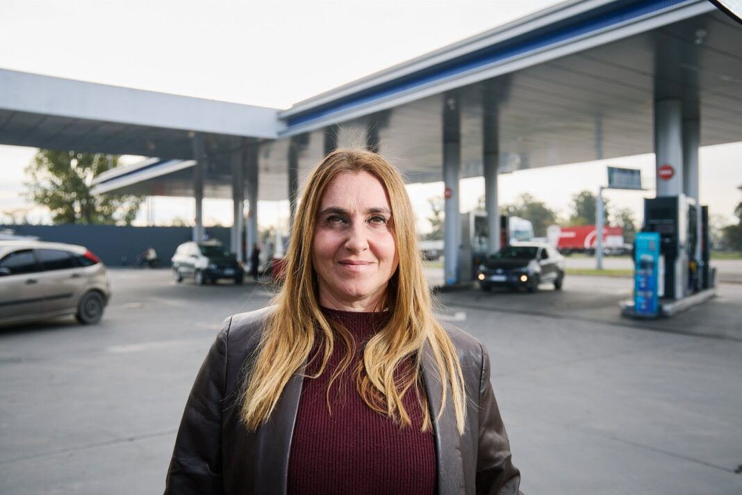 Cecilia Zucco en la sala de reuniones de una estación de servicio en Esteban Echeverría