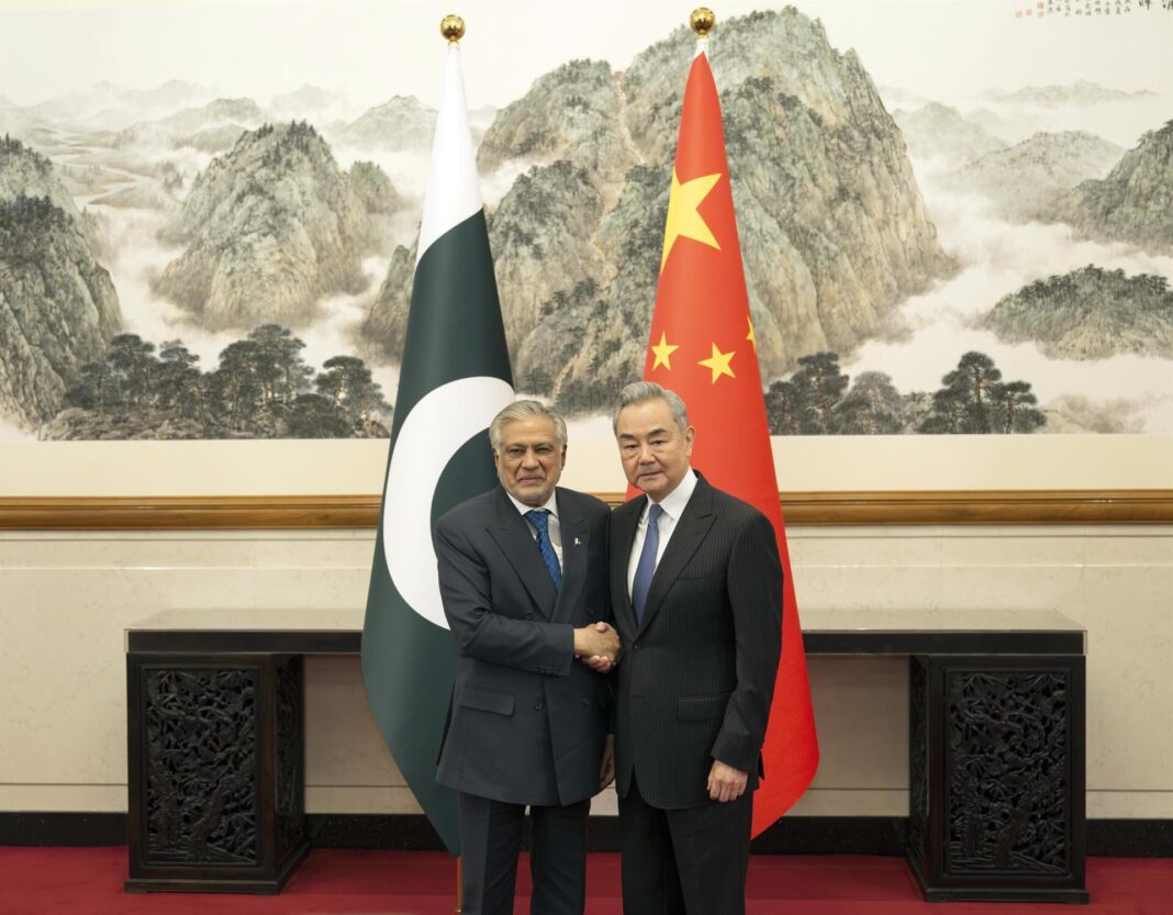 Bandera de China y Pakistán junto a mapa de Oriente Próximo