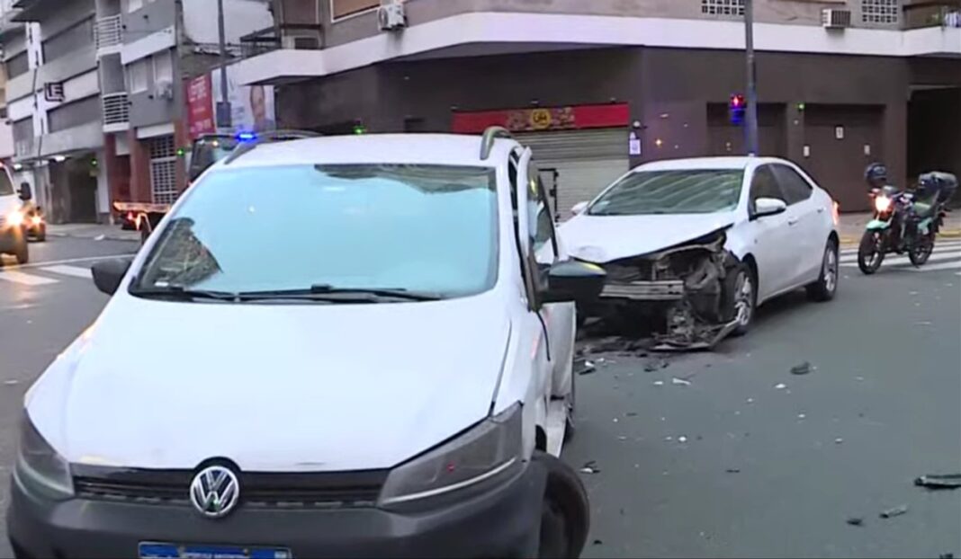 Choque en Almagro entre dos autos con daños materiales en Díaz Vélez y Salguero