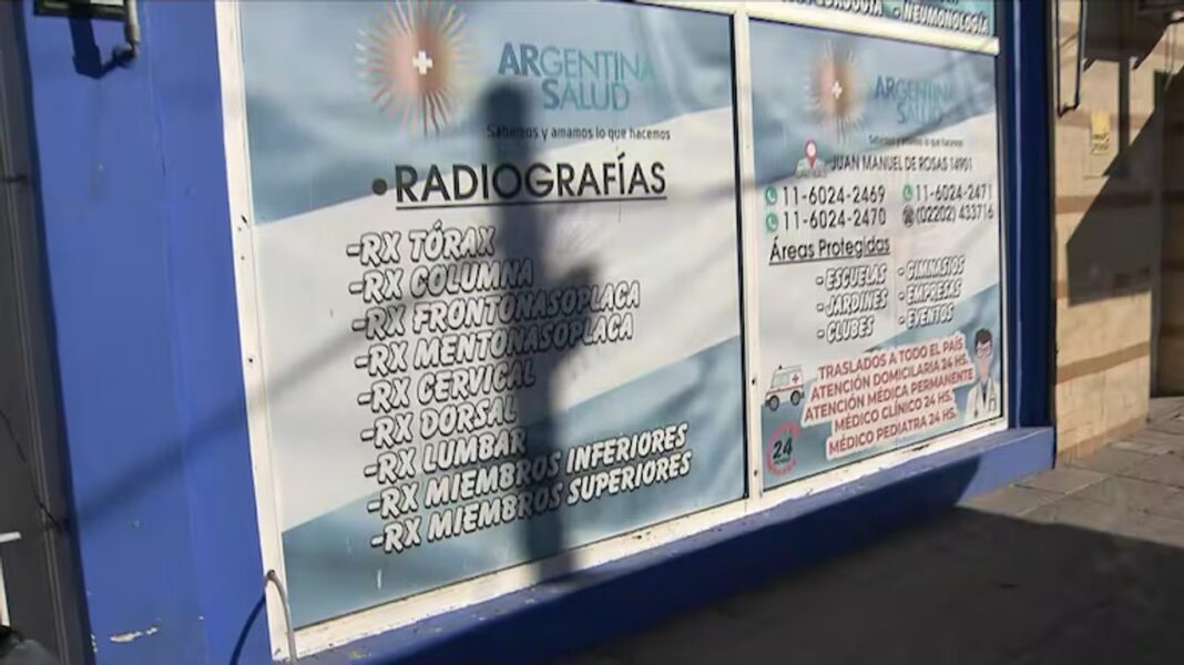 Fotografía del allanamiento en la clínica de González Catán