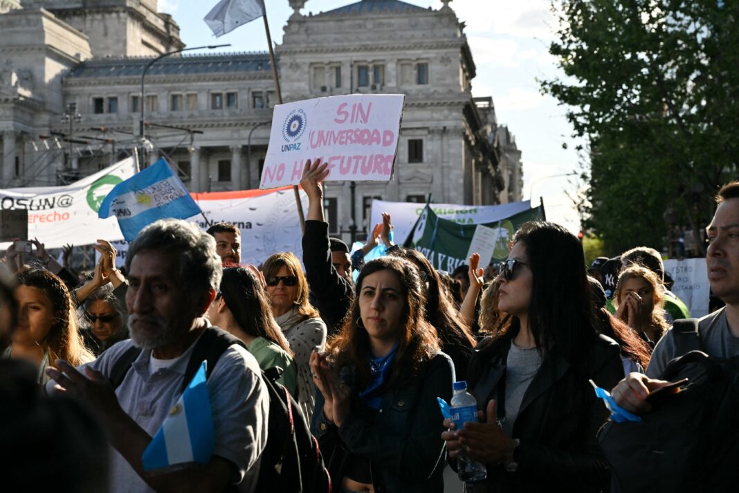 Estudiantes y docentes marchan en defensa de las universidades públicas en Argentina