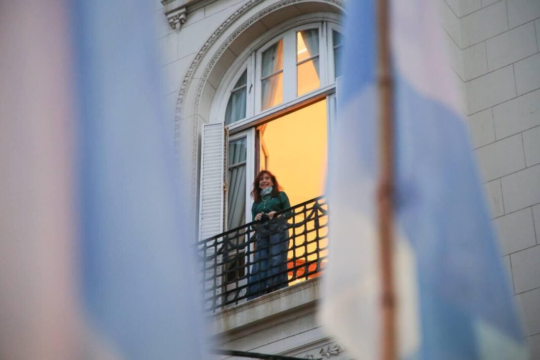 Cristina Kirchner saludando desde el balcón de San José 1111