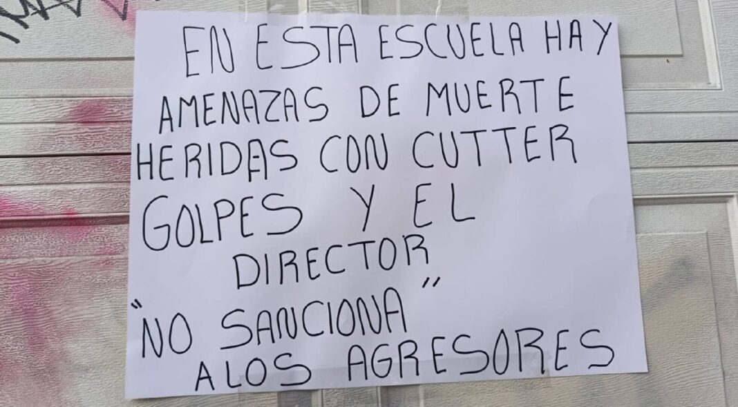 Protesta de padres frente a la Escuela Primaria José María Morelos y Pavón en Chilpancingo