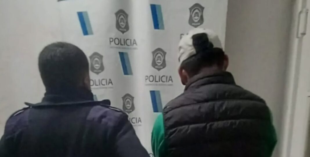 Policía en la puerta de una vivienda en Berisso