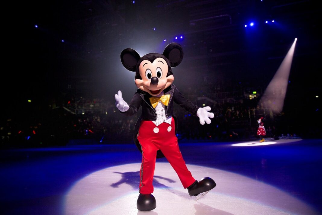 Patinadores de Disney on Ice en escena con personajes de Frozen y Encanto