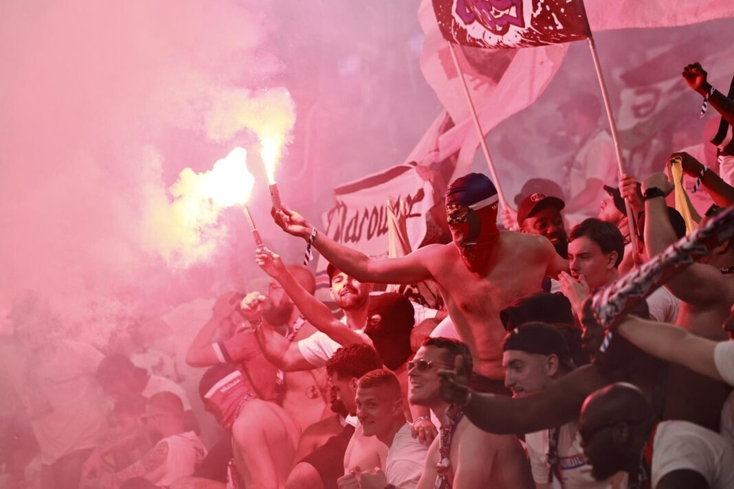 Jugadores del PSG celebrando con el trofeo de la Champions League en el campo de juego