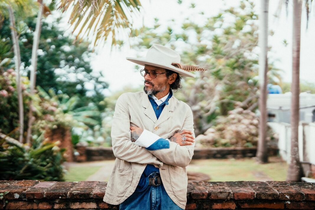 Draco Rosa posa para una fotografía promocional de su nuevo álbum Olas de luz
