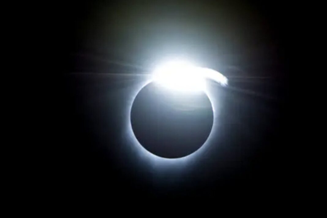 Representación de un eclipse solar total con la luna cubriendo el sol