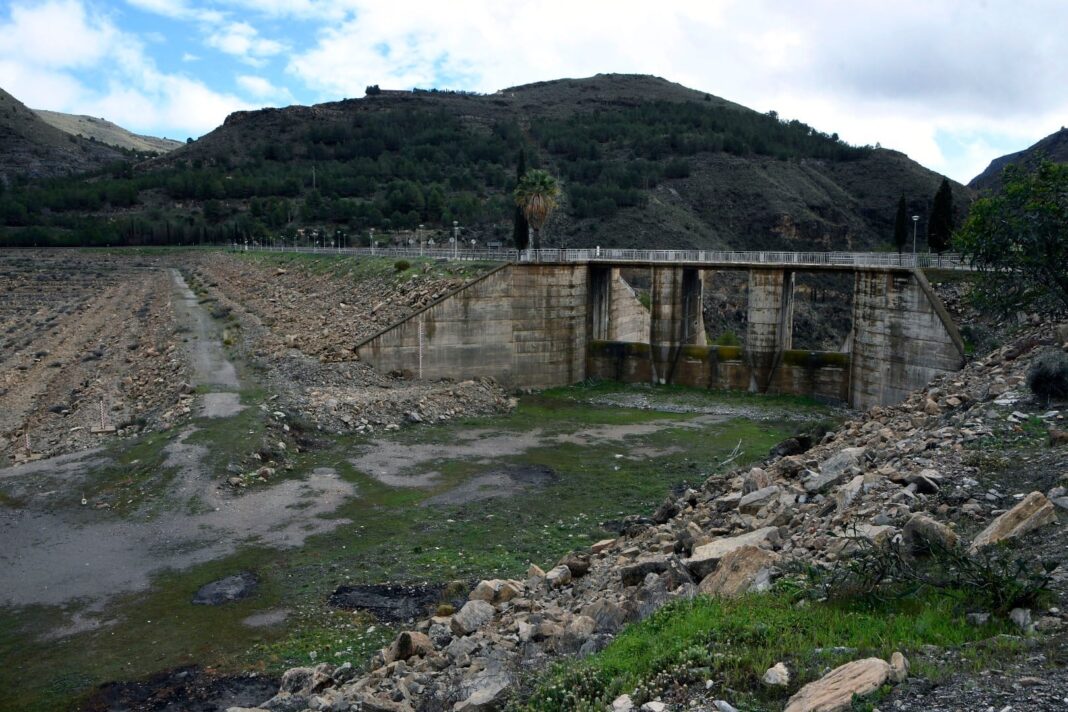 Embalse con agua en España