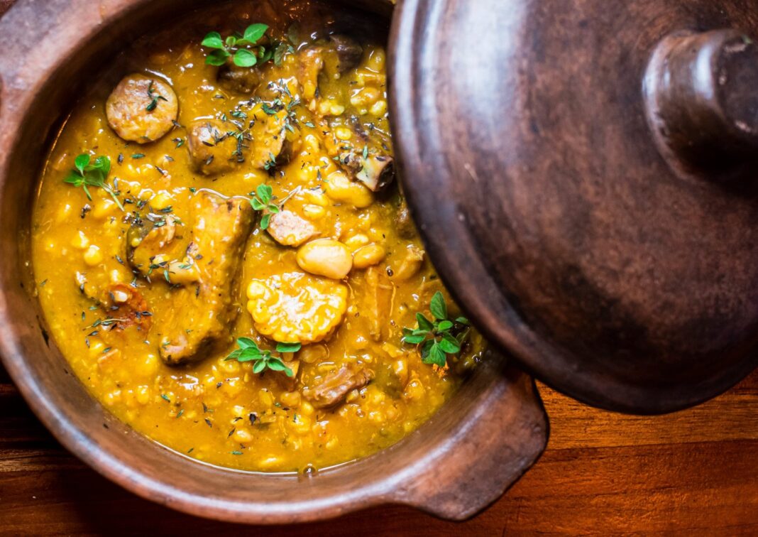 Plato de locro con ingredientes tradicionales
